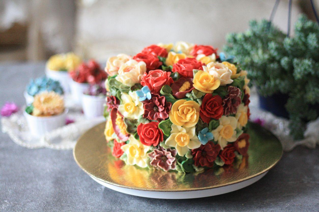Floral birthday cake design idea