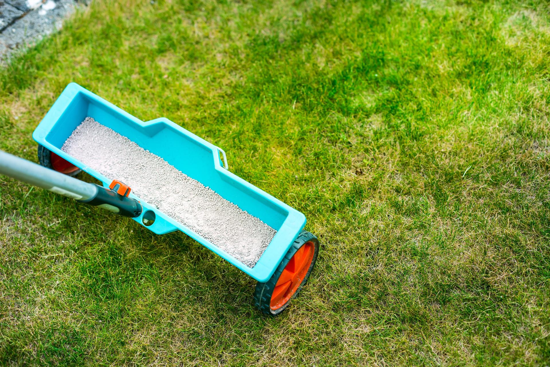 Equipment for fertilizing grass