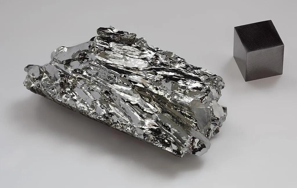 Molybdenum Crystaline Fragment